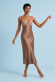 Robe nuisette longue marron à dentelle | Vue en mouvement | Lounelle Paris