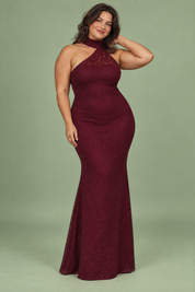 Robe longue en dentelle rouge foncé à encolure asymétrique et détail de col | Porté sur une silhouette plus ronde | Lounelle Paris