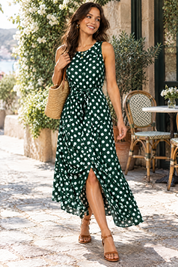 Robe longue verte à pois avec col montant et détails drapés | Photo lifestyle | Lounelle Paris