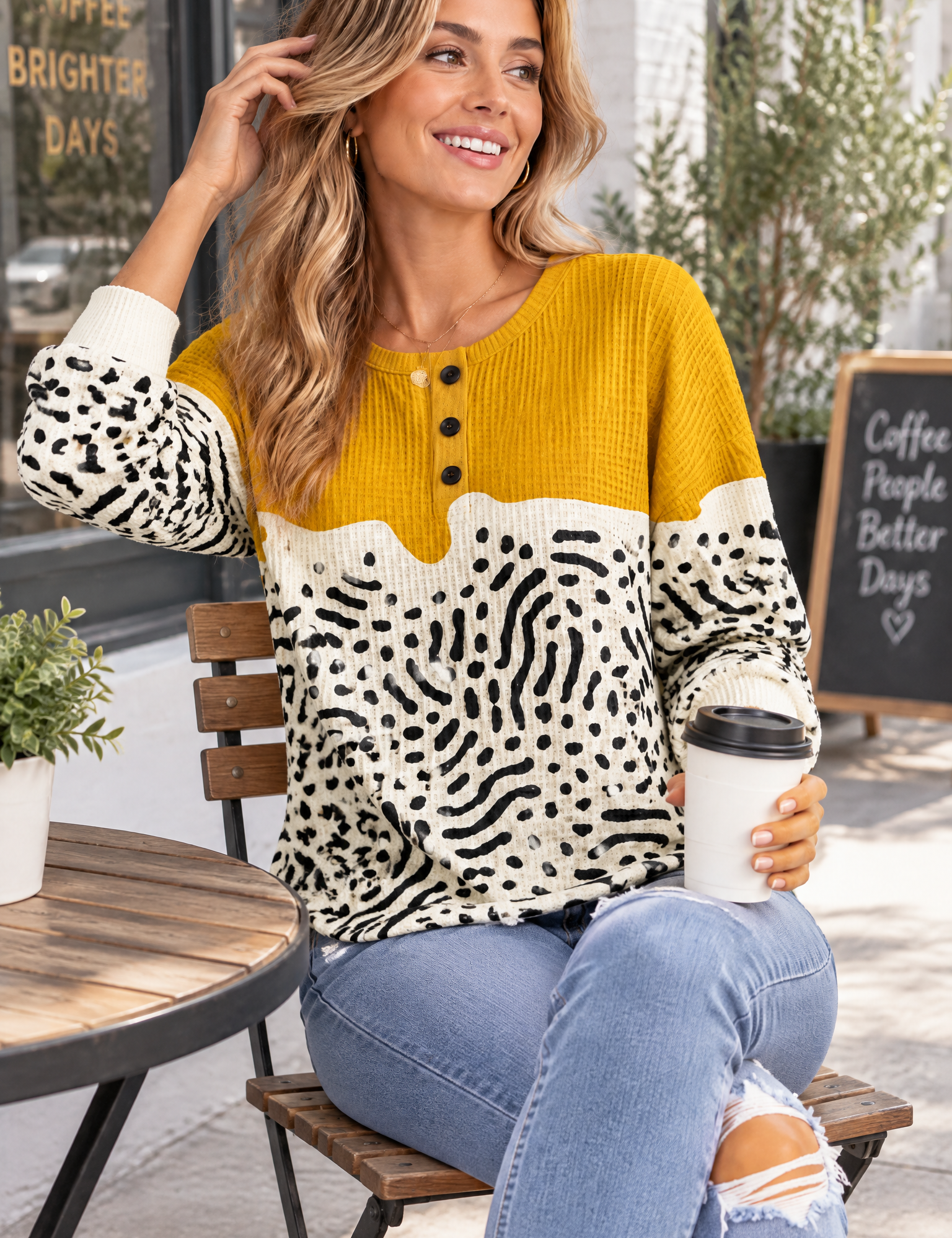 Haut imprimé en maille gaufrée moutarde | Photo lifestyle | Lounelle Paris