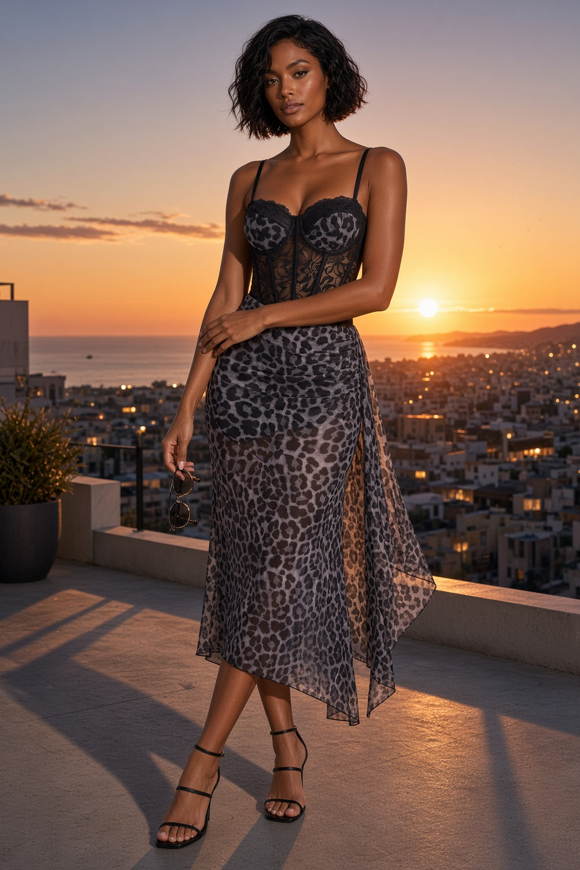 Robe longue en mesh à imprimé léopard, décolleté en V et fente haute devant — Gris | Deuxième photo lifestyle | Lounelle Paris