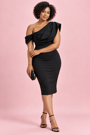 Robe midi moulante drapée à une épaule – noire | Porté sur une silhouette plus ronde | Lounelle Paris