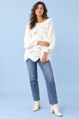 Hvid oversized sweater med hulmønster og bådudskæring