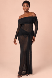 Robe longue noire en dentelle à col Bardot, avec détails froncés et lien à nouer | Porté sur une silhouette plus ronde | Lounelle Paris