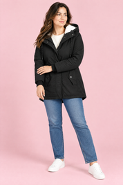 Parka noire oversize à capuche | Porté sur une autre silhouette | Lounelle Paris