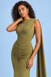 Robe longue verte à col bateau, manches cape et dos nu | Vue rapprochée | Lounelle Paris