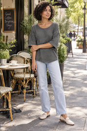 T-shirt gris anthracite à manches trois-quarts, coupe décontractée | Photo lifestyle | Lounelle Paris