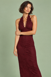 Robe longue en dentelle bordeaux à encolure asymétrique et détail au col | Vue rapprochée | Lounelle Paris