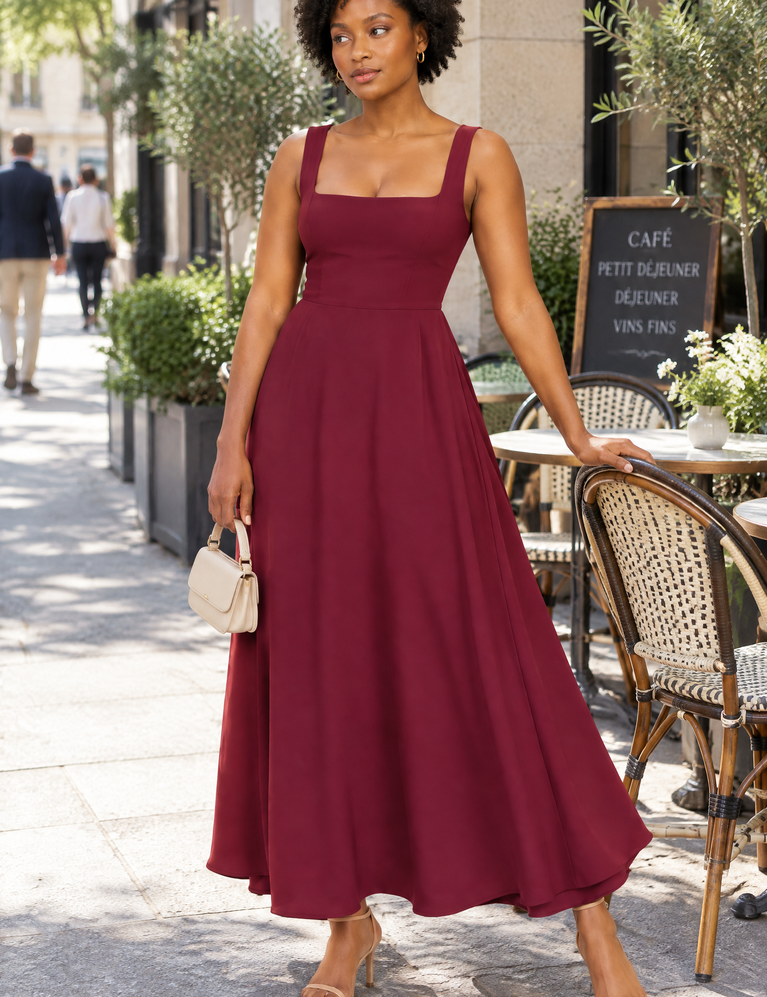 Robe midi bordeaux à fines bretelles et ourlet ample | Photo lifestyle | Lounelle Paris