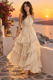 Robe longue beige à décolleté plongeant, volants et fente haute devant | Deuxième photo lifestyle | Lounelle Paris