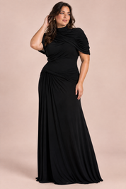 Robe longue noire à col montant et manches courtes façon cape | Porté sur une silhouette plus ronde | Lounelle Paris