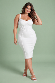 Robe midi moulante blanche à décolleté en cœur, style corset | Porté sur une silhouette plus ronde | Lounelle Paris