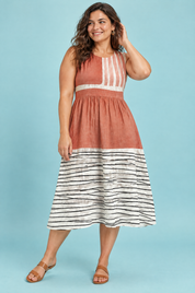 Robe midi corail rayée sans manches | Porté sur une silhouette plus ronde | Lounelle Paris