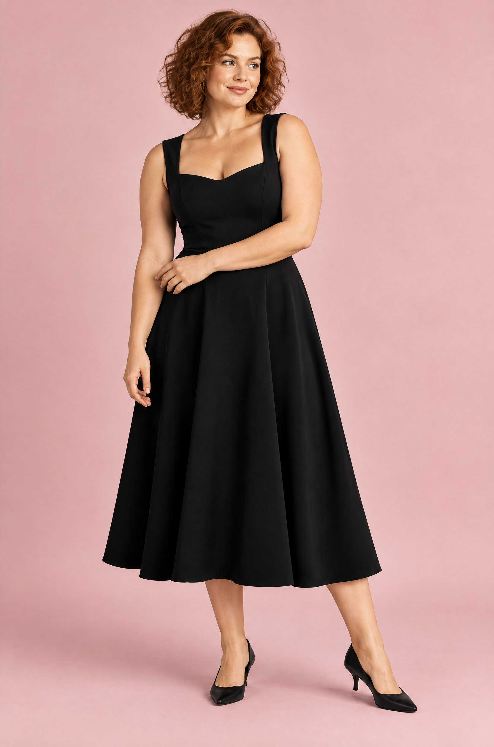 Robe midi noire à décolleté cœur | Porté sur une silhouette plus ronde | Lounelle Paris