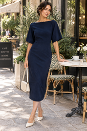 Robe midi bleu marine avec cape amovible | Photo lifestyle | Lounelle Paris
