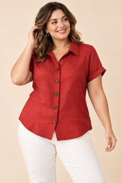 Chemise rouge à manches courtes et col classique | Porté sur une silhouette plus ronde | Lounelle Paris