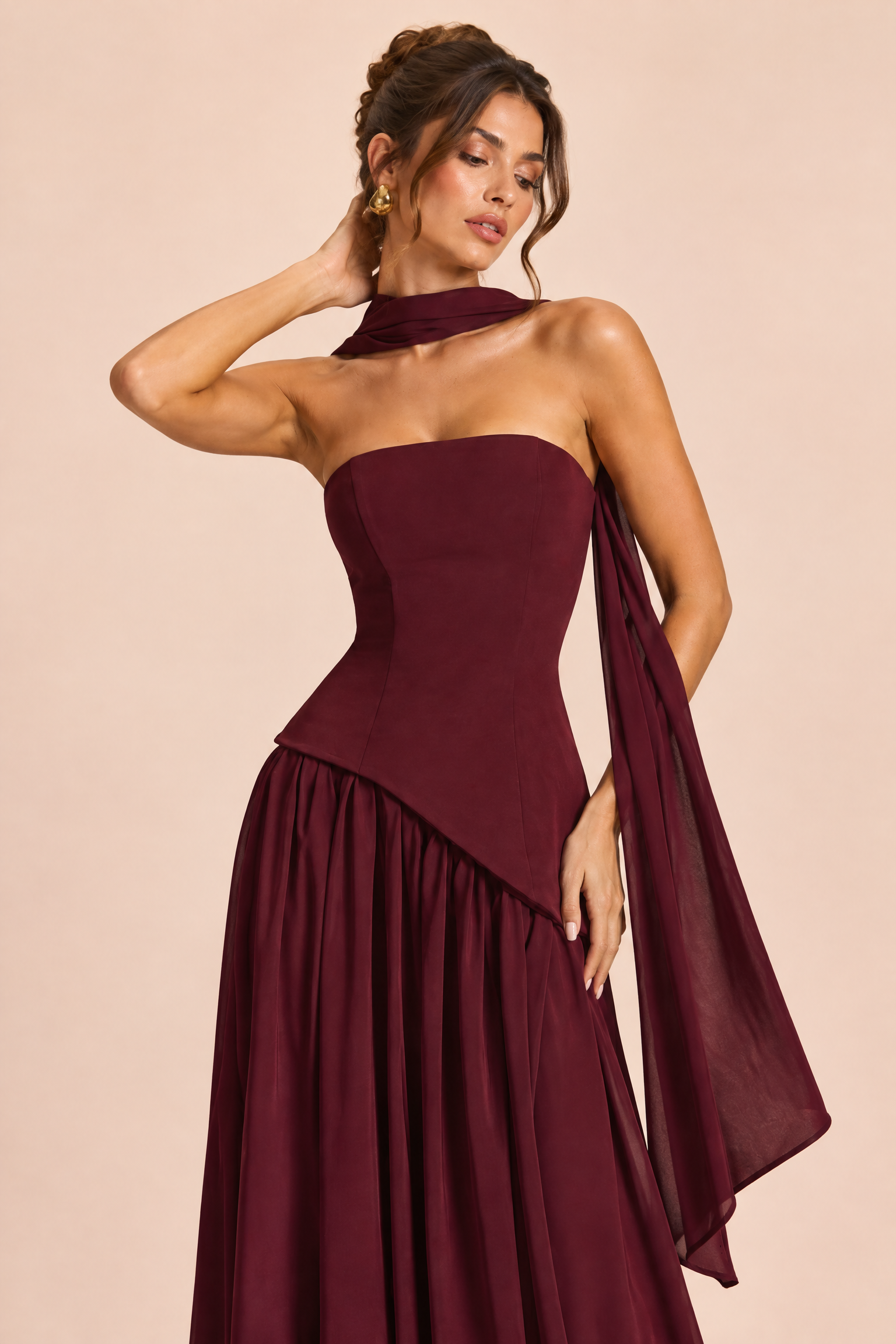Robe longue bordeaux à encolure asymétrique | Vue rapprochée | Lounelle Paris