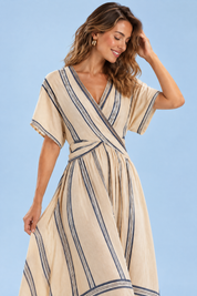 Robe portefeuille beige à col V | Vue rapprochée | Lounelle Paris
