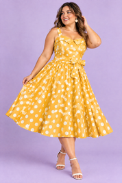 Robe midi jaune à pois et encolure carrée | Porté sur une silhouette plus ronde | Lounelle Paris