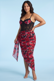 Robe longue en mesh à imprimé léopard, décolleté en V et fente haute devant — Rouge | Porté sur une autre silhouette | Lounelle Paris