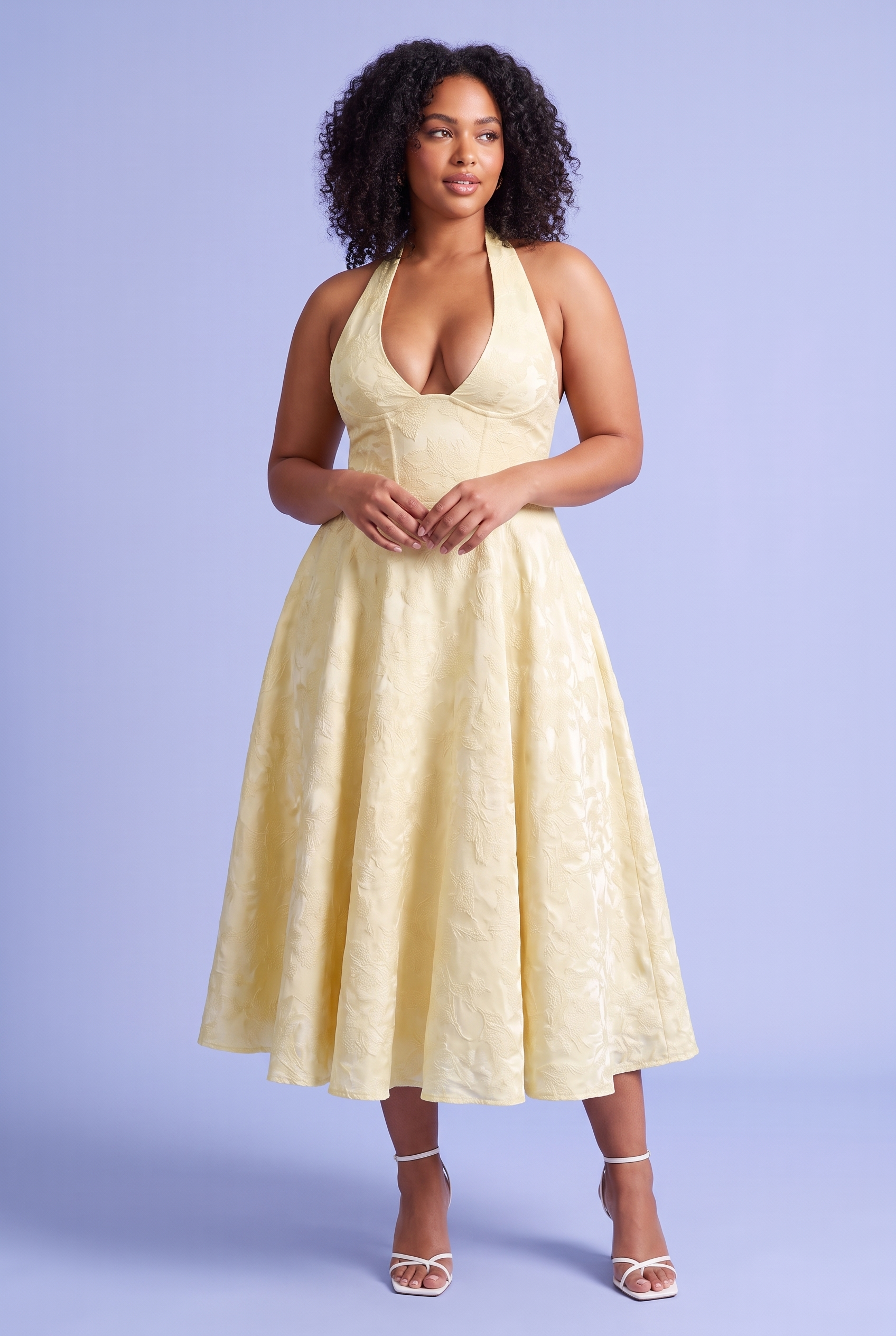 Robe midi jaune en dentelle à décolleté plongeant | Porté sur une silhouette plus ronde | Lounelle Paris