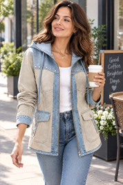 Veste à capuche beige à empiècements | Photo lifestyle | Lounelle Paris