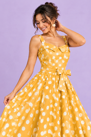 Robe midi jaune à pois et encolure carrée | Vue rapprochée | Lounelle Paris