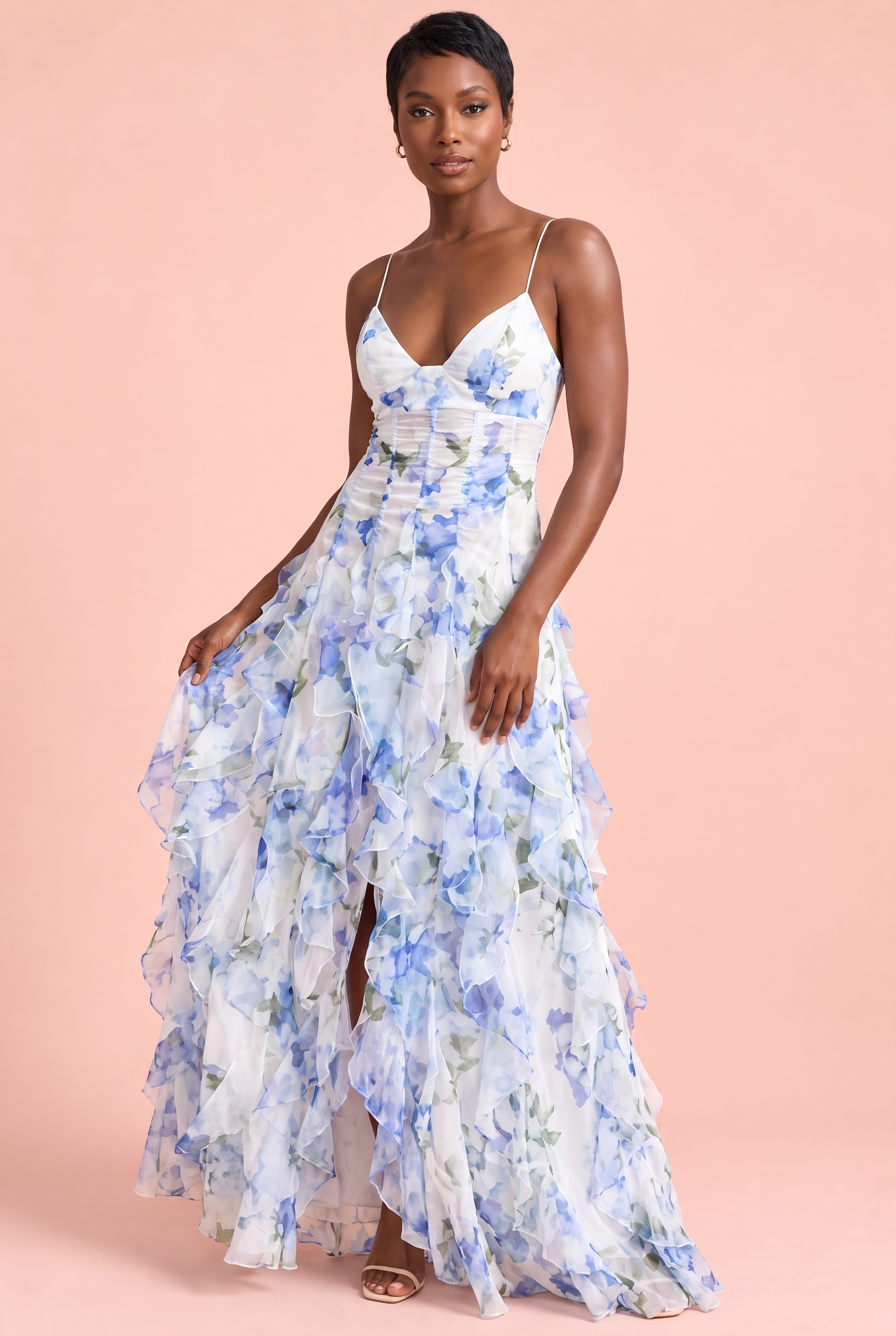Robe longue bleue asymétrique à manches cape et imprimé lys | Vue rapprochée | Lounelle Paris