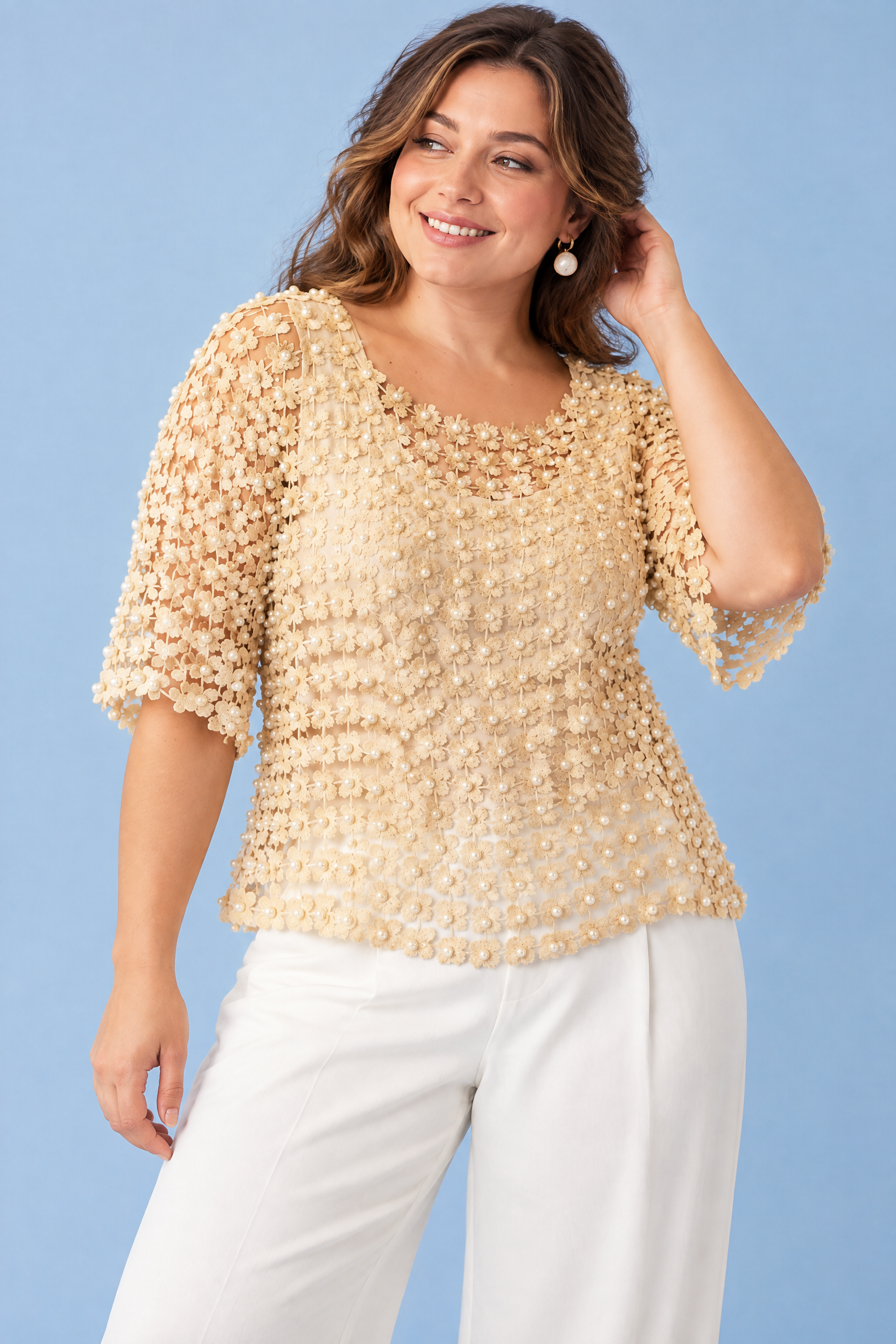 Top beige brodé et perlé | Porté sur une silhouette plus ronde | Lounelle Paris