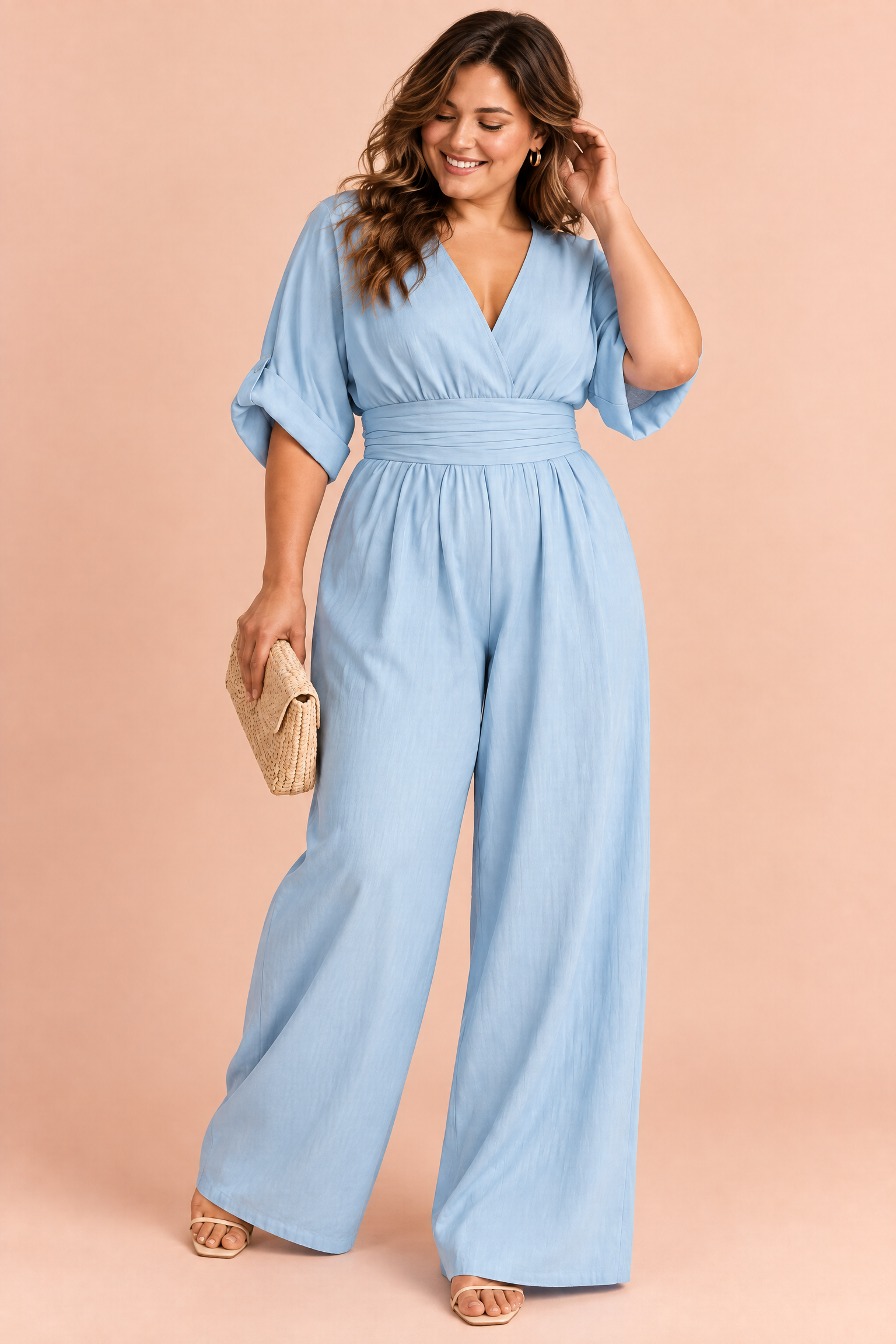 Combinaison pantalon bleu clair à col V et jambes larges | Porté sur une silhouette plus ronde | Lounelle Paris