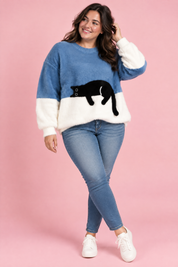 Pull oversize bleu à motif chat | Porté sur une silhouette plus ronde | Lounelle Paris