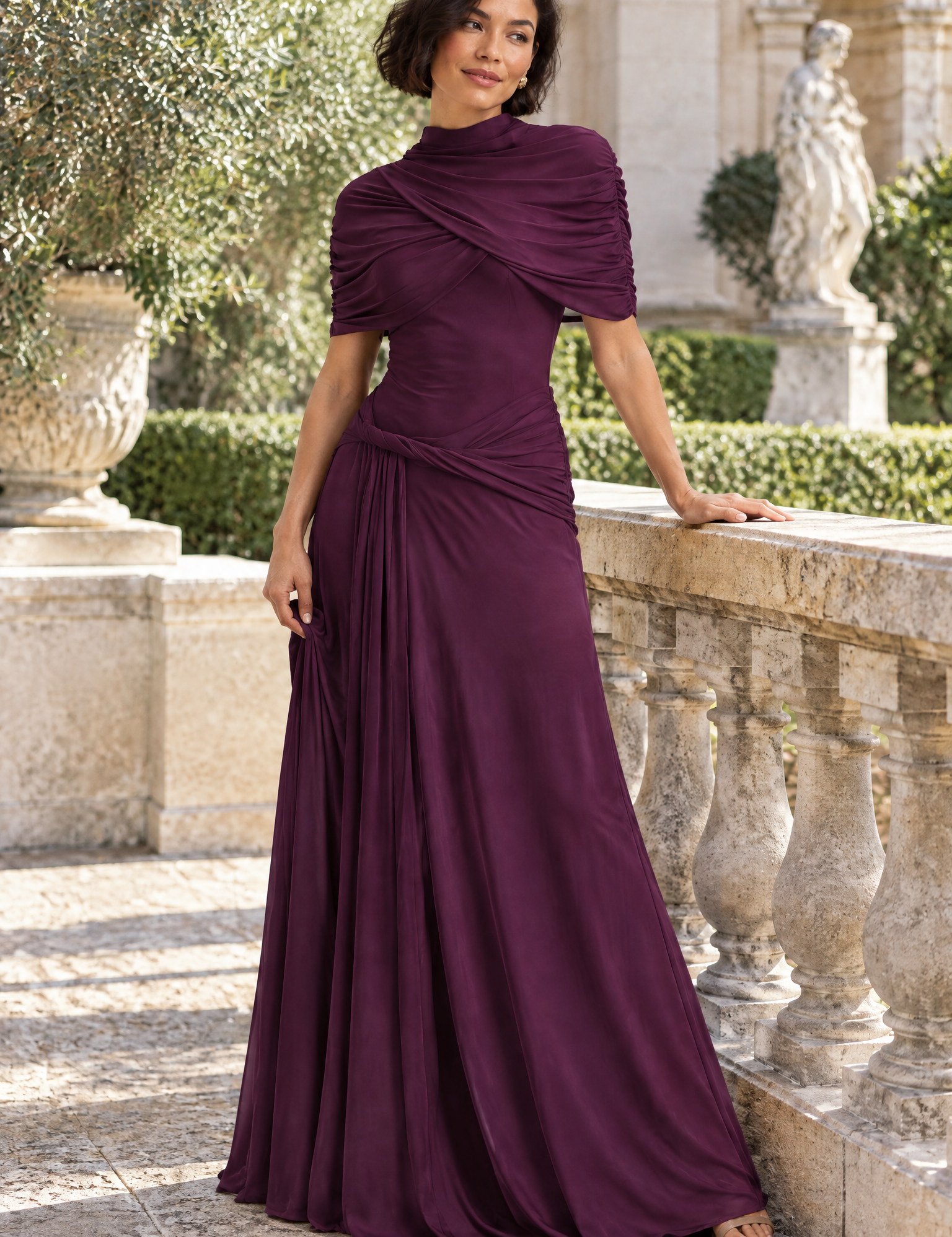 Robe longue violette à col montant et manches courtes façon cape | Photo lifestyle | Lounelle Paris