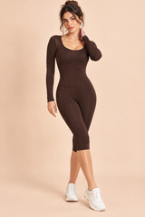 Brun figursyet jumpsuit med rund hals og korsetinspireret talje