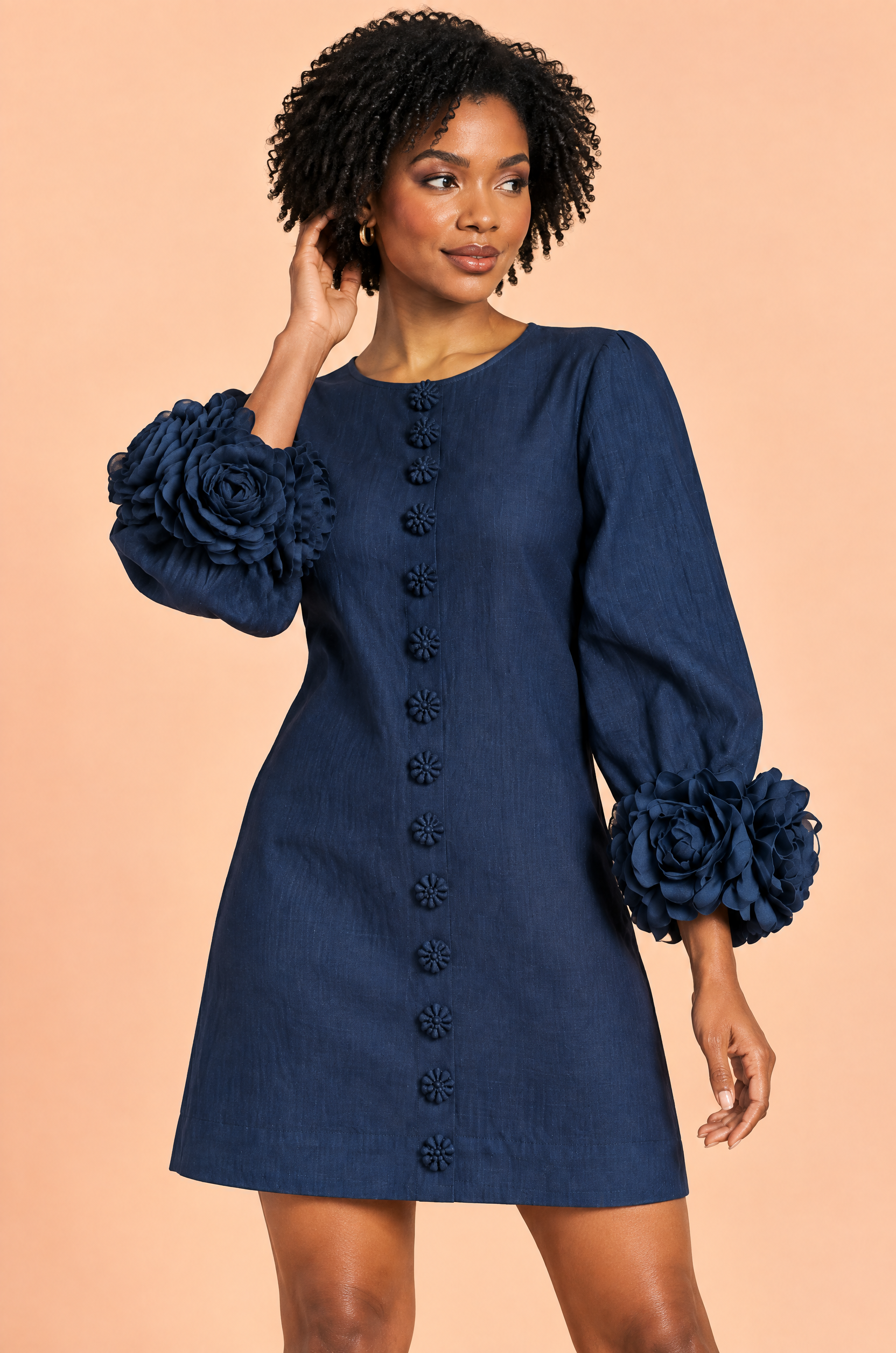 Robe droite bleu marine à manches bouffantes et poignets à volants | Vue rapprochée | Lounelle Paris