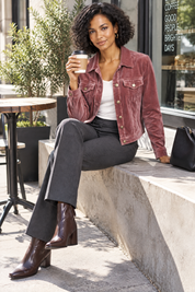 Veste-chemise rouge à poches utilitaires | Photo lifestyle | Lounelle Paris
