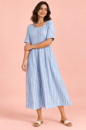 Robe midi trapèze à motif floral bleu clair | Porté sur une autre silhouette | Lounelle Paris