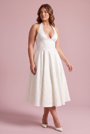 Robe midi jacquard à encolure dos nu écru | Porté sur une silhouette plus ronde | Lounelle Paris