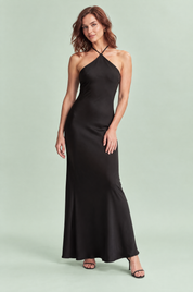 Robe longue noire torsadée à encolure américaine, effet cape | Vue de face | Lounelle Paris