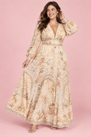 Robe longue écrue à col V et manches bouffantes | Porté sur une silhouette plus ronde | Lounelle Paris