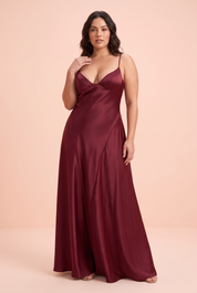 Robe longue satinée bordeaux à col V | Porté sur une autre silhouette | Lounelle Paris