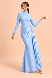 Robe longue moulante en dentelle bleu ciel à col montant et jupe drapée | Vue en mouvement | Lounelle Paris