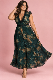 Robe longue fleurie vert foncé à col V et volants | Porté sur une silhouette plus ronde | Lounelle Paris