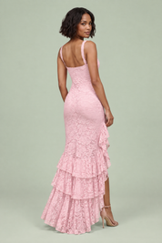 Robe longue en dentelle rose à décolleté plongeant et volants | Vue de dos | Lounelle Paris