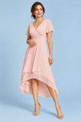 Pink kjole med flæseærmer og asymmetrisk længde