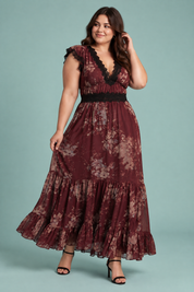 Robe longue fleurie rouge à col V et volants | Porté sur une silhouette plus ronde | Lounelle Paris