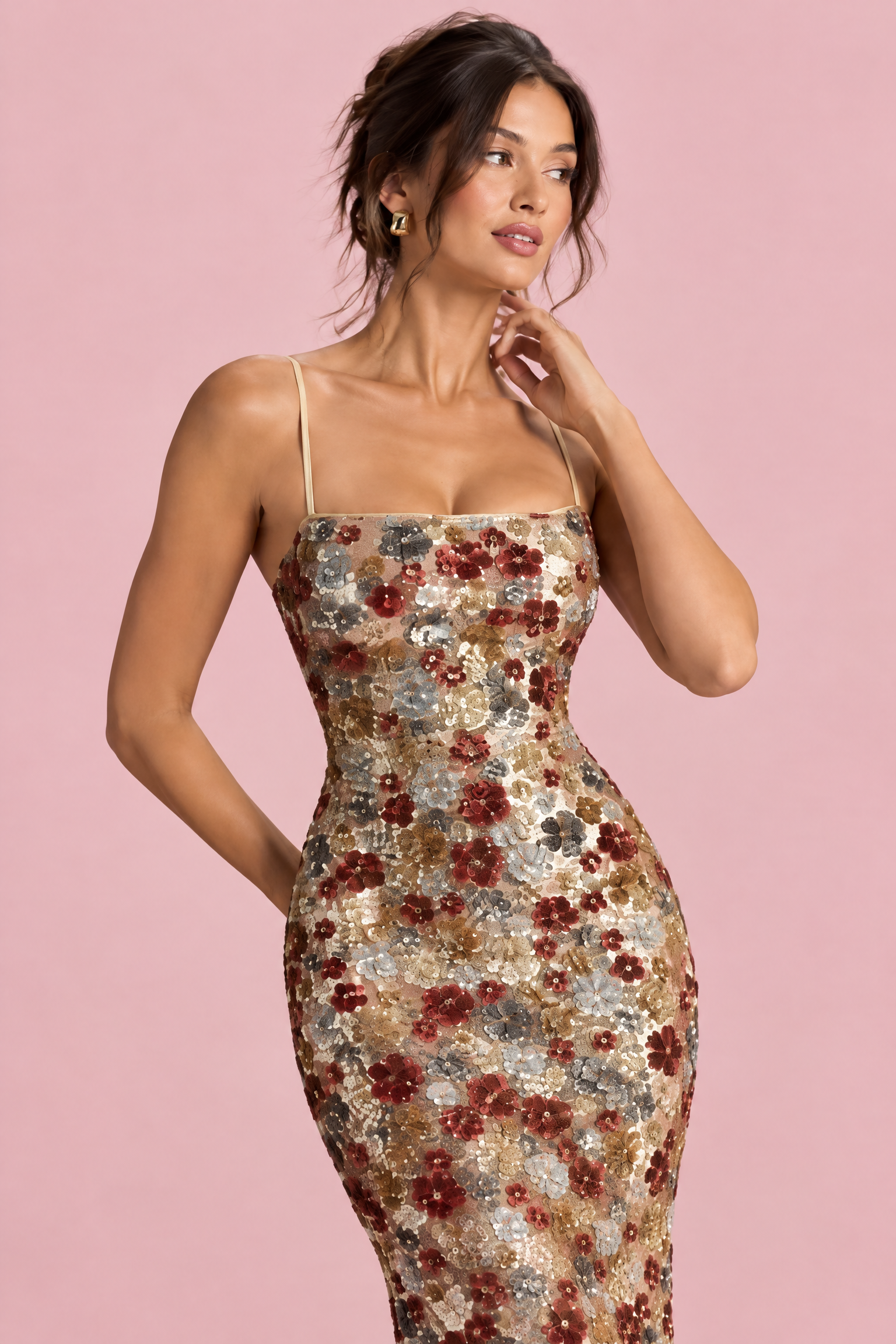 Robe courte dorée ornée de sequins à motifs floraux, à col rond | Vue rapprochée | Lounelle Paris
