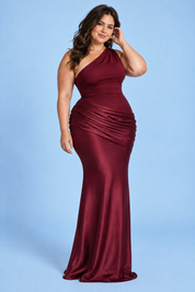 Robe longue bordeaux asymétrique froncée | Porté sur une silhouette plus ronde | Lounelle Paris
