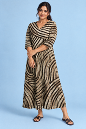 Robe beige fluide à col en V | Porté sur une silhouette plus ronde | Lounelle Paris