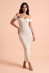 Offwhite figursyet midi-kjole med off-shoulder-udskæring og korte ærmer
