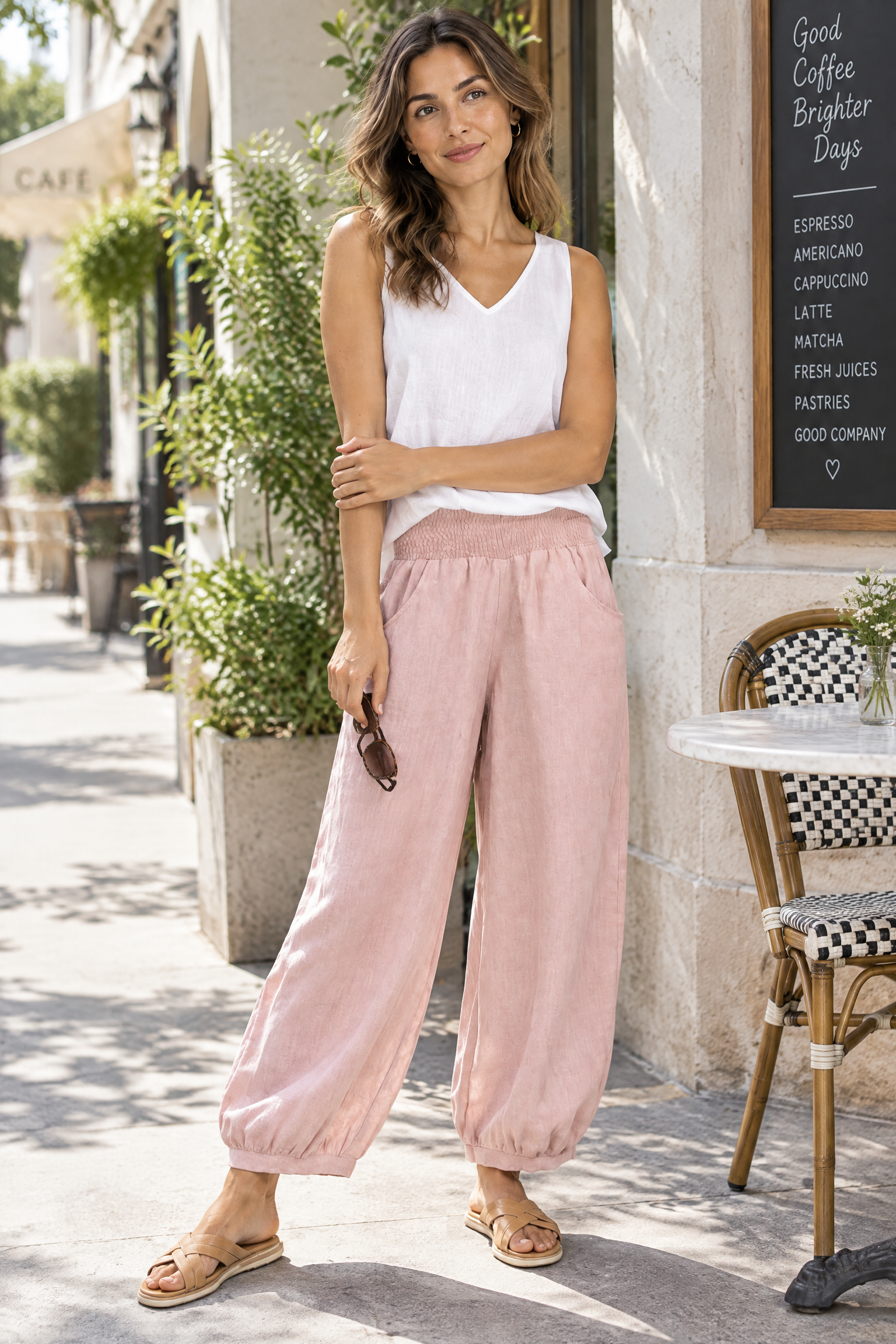 Pantalon rose court à jambes larges | Photo lifestyle | Lounelle Paris